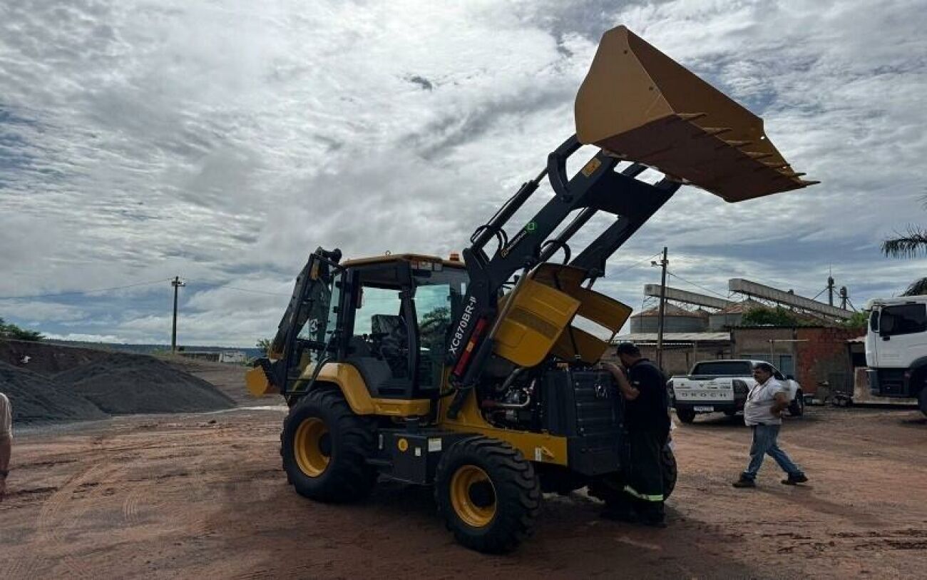 Ilustração da notícia Cassilândia reforça frota com nova retroescavadeira para serviços de infraestrutura da MS Todo dia